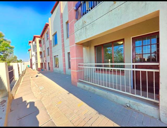 3 BEDROOM APARTMENT FOR SALE IN CONSTANTIA KLOOF